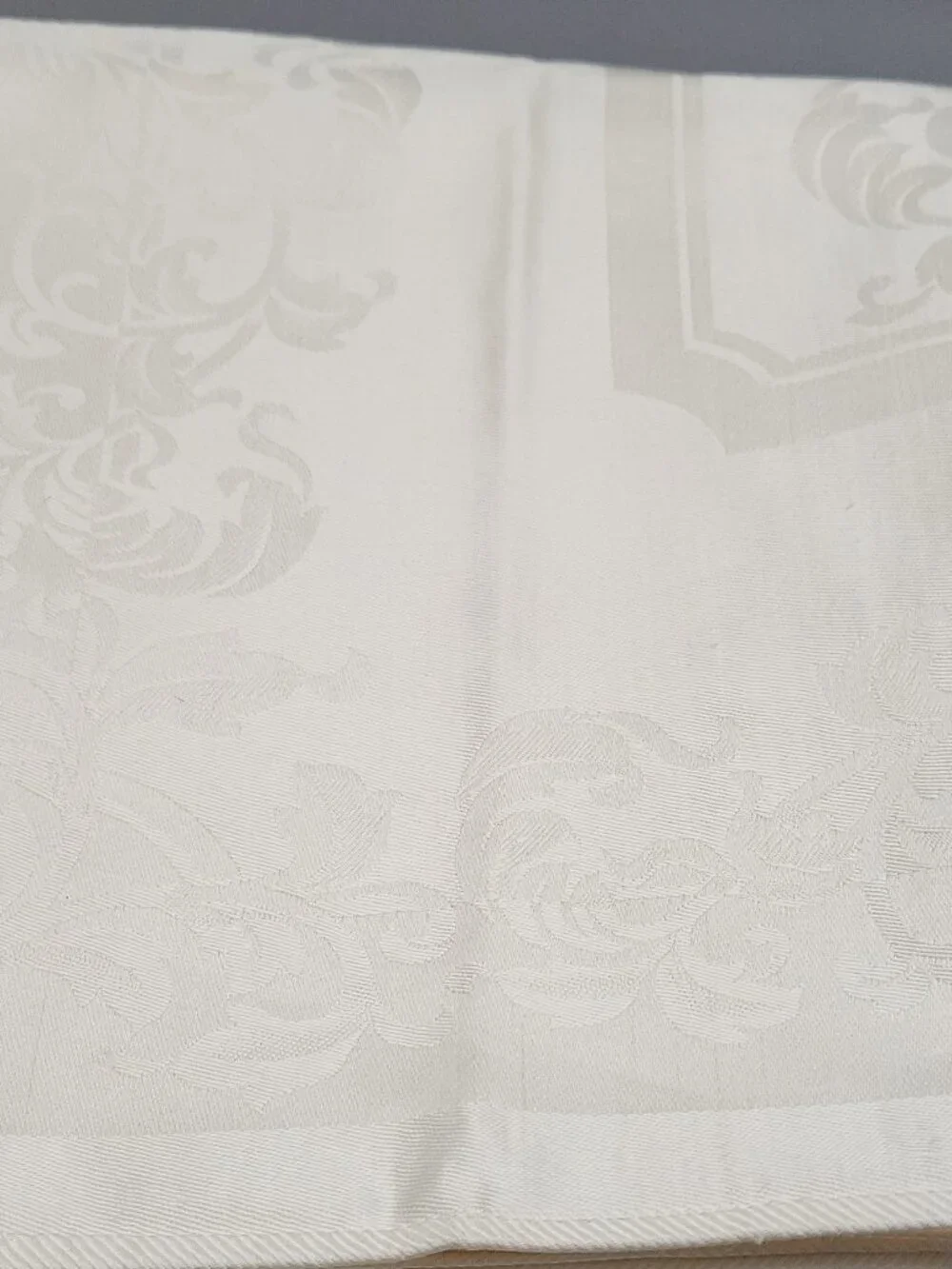 Jacquard, Cream Floral 20x20 (4) Table, Napkins, Classic Fabric Made in Japan